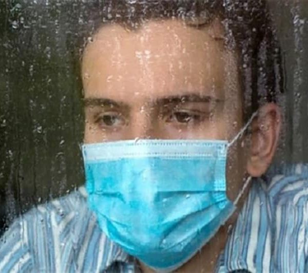نحوه استفاده از ماسک در روزهای بارانی همراه با توصیه‌های سازمان جهانی بهداشت